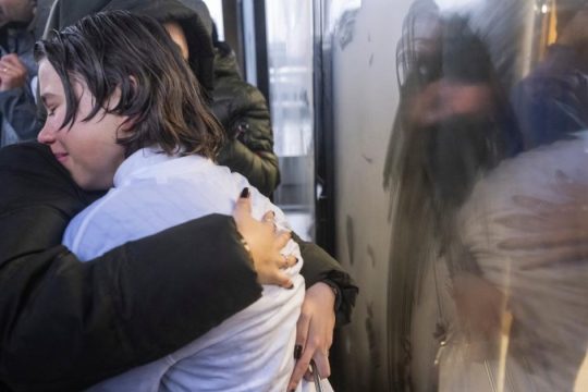 Οργή των συγγενών θυμάτων του Κραν Μοντανά κατά των ιδιοκτητών [βίντεο]