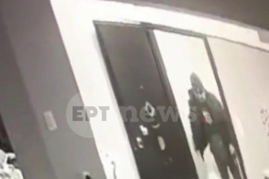 Κυψέλη: Βίντεο - ντοκουμέντο με τον 64χρονο να χτυπά τη μητέρα των κοριτσιών
