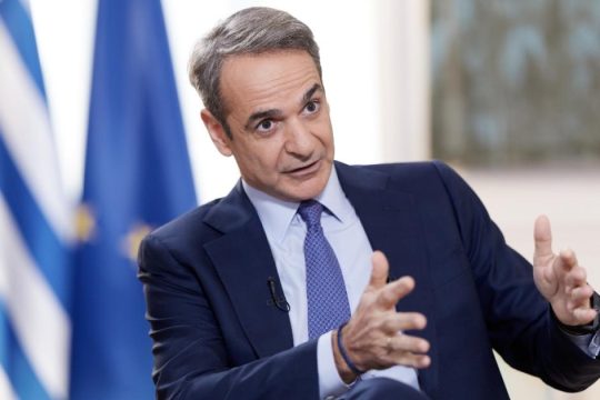 Τηλεδιάσκεψη Μητσοτάκη με επικεφαλής πρεσβειών και προξενείων στη Μέση Ανατολή