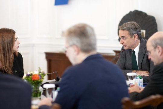 Πυρ ομαδόν από την αντιπολίτευση για το Εθνικό Απολυτήριο