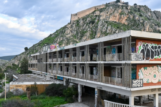 Τραυματίστηκε σοβαρά 15χρονη που έπεσε από εγκαταλελειμμένο κτίριο στο Ναύπλιο [εικόνες]