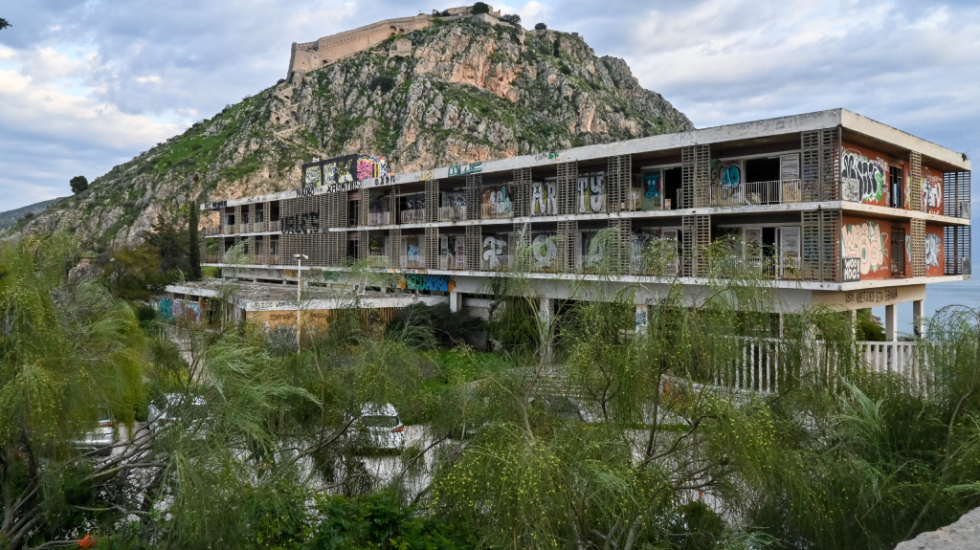 Τραυματίστηκε σοβαρά 15χρονη που έπεσε από εγκαταλελειμμένο κτίριο στο Ναύπλιο [εικόνες]