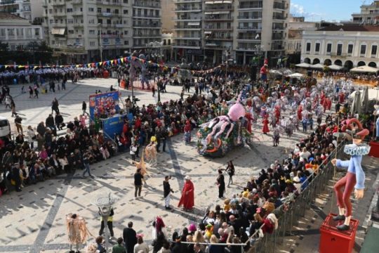 Η Πάτρα καρναβάλισε και πάει για... χορό μέχρι πρωίας [εικόνες]