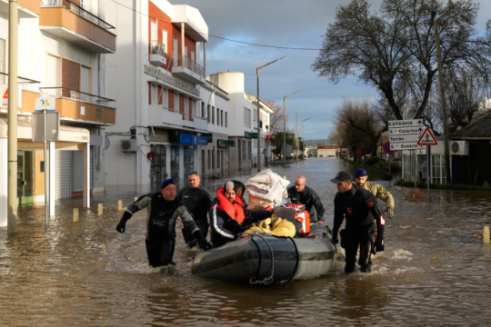 Νεκρός πυροσβέστης από τις πλημμύρες στην Πορτογαλία