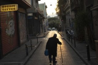 Πίσω από τα κλειστά παντζούρια: Η πιο θορυβώδης μοναξιά της Αθήνας