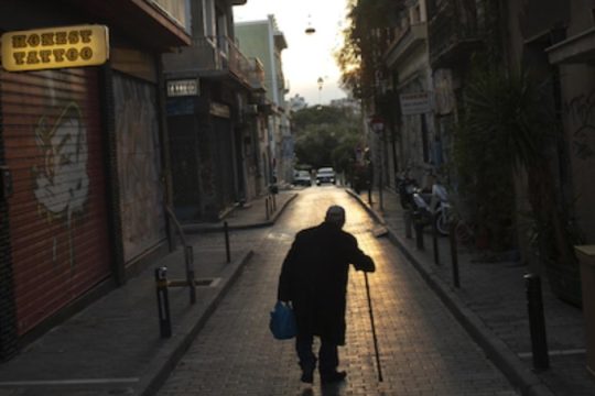 Πίσω από τα κλειστά παντζούρια: Η πιο θορυβώδης μοναξιά της Αθήνας