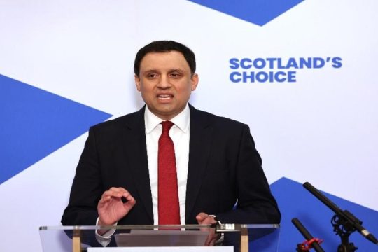 Ο ηγέτης των Σκοτσέζων Εργατικών καλεί τον Στάρμερ να παραιτηθεί
