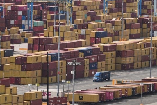Πώς αντιδρά η ευρωπαϊκή αγορά στο «αλαλούμ» με τους τραμπικούς δασμούς
