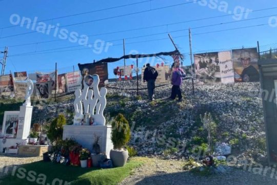 Τέμπη: Mαθητές από το εξωτερικό στον τόπο της σύγκρουσης [εικόνες+βίντεο]