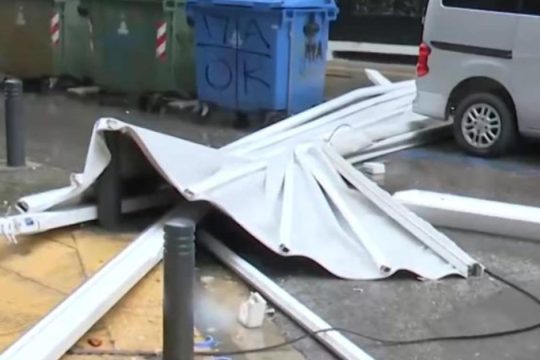 Γλίτωσαν από τύχη: Τέντα έπεσε από τον 8ο όροφο στο δρόμο