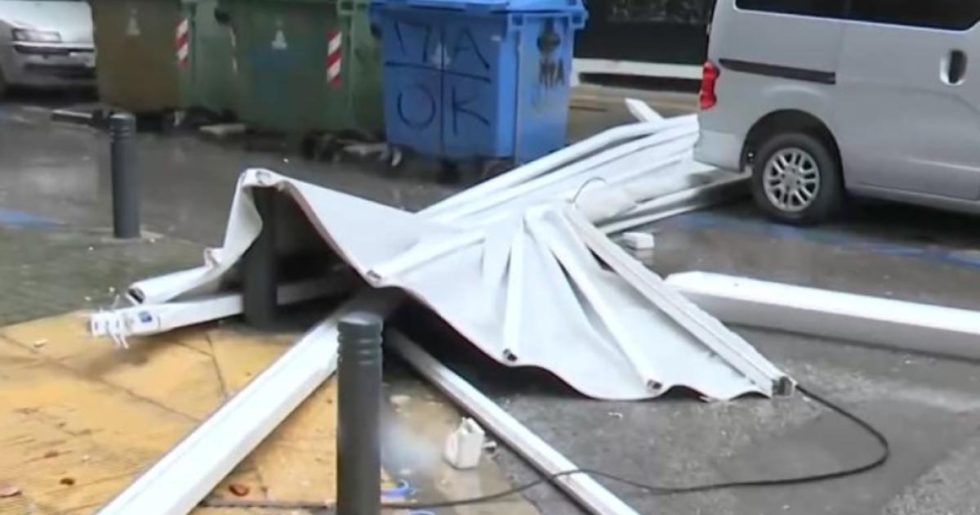Γλίτωσαν από τύχη: Τέντα έπεσε από τον 8ο όροφο στο δρόμο