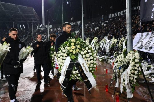 Η Τούμπα αποχαιρετά τους επτά φιλάθλους της - Συγκίνηση, πανό και στεφάνια στο πέταλο