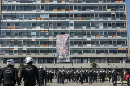 Επεισόδια στο ΑΠΘ μεταξύ αντιεξουσιαστών και ΕΑΑΚ - Τους επιτέθηκαν με ρόπαλα και κράνη
