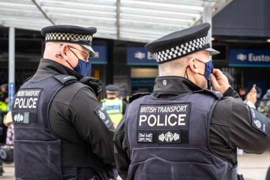 Λονδίνο: Έρευνες της Αντιτρομοκρατικής κοντά στην ισραηλινή πρεσβεία για «ύποπτα αντικείμενα»