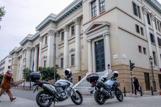 Απολογείται την Πέμπτη ο 46χρονος για τους πυροβολισμούς στο Αίγιο - Ένταση στα δικαστήρια