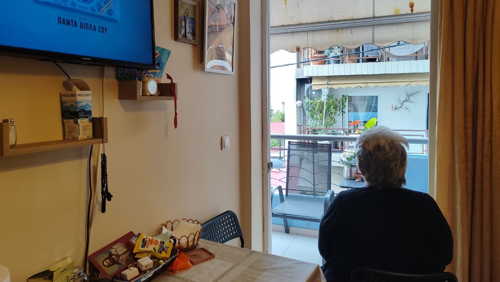 Πίσω από τα κλειστά παντζούρια: Η πιο θορυβώδης μοναξιά της Αθήνας