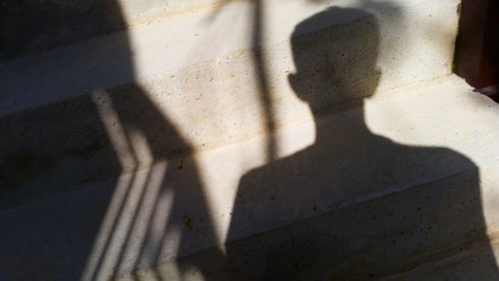 Πίσω από τα κλειστά παντζούρια: Η πιο θορυβώδης μοναξιά της Αθήνας
