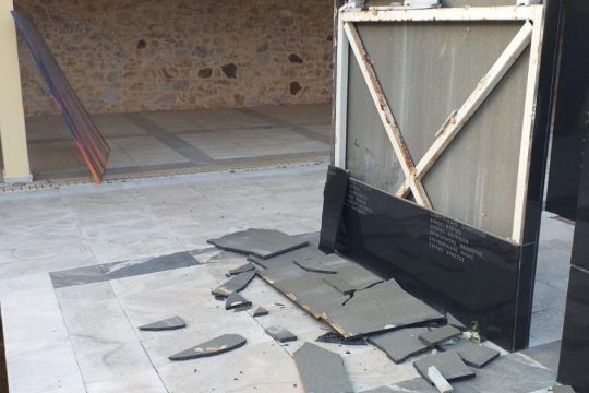 Καταγγελία δήμου Καισαριανής: Βανδάλισαν το μνημείο των εκτελεσθέντων