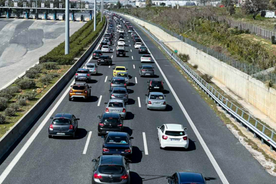Επιστρέφουν οι εκδρομείς: Δείτε την κίνηση στους δρόμους