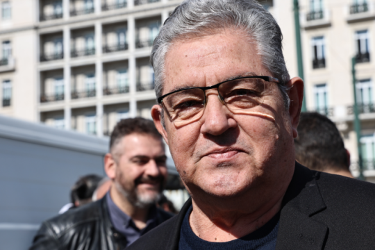 Φουλ επίθεση Κουτσούμπα σε Κεραμέως: «Πάλι λέει ψέματα»