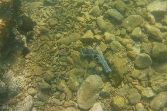 Εντόπισαν όπλο μέσα στη θάλασσα στη Μαγνησία