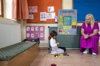 Ζωή σε παρένθεση: Η «φετινή δασκάλα», ο «φετινός γιατρός»