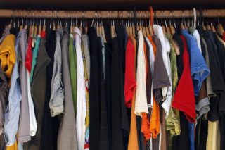 ΕΕ: Νέα μέτρα για να σταματήσει η καταστροφή απούλητων ρούχων και υποδημάτων