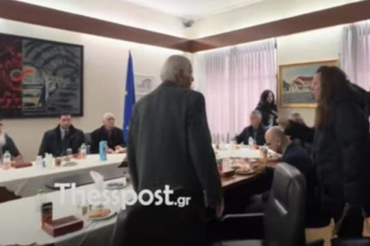 Έκρηξη οργής για την παρουσία Κυρανάκη σε μνημόσυνο για τα Τέμπη