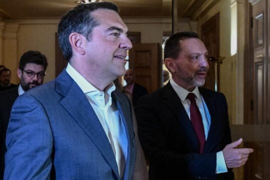 Μεγαλώνει η κόντρα Τσίπρα - Στουρνάρα: Οι αιτιάσεις και οι απαντήσεις