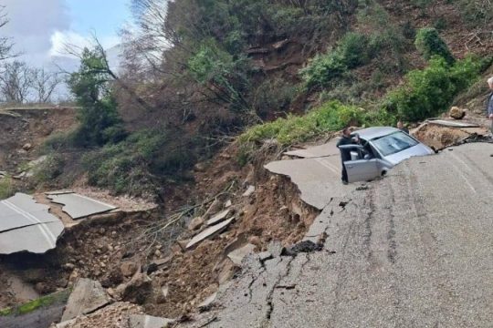 Κατολισθήσεις, πτώσεις δέντρων και διακοπές ρεύματος από την κακοκαιρία