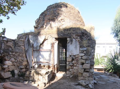 Η νότια, κύρια όψη του κτηρίου με τον πυλώνα της εισόδου | υπουργείο Πολιτισμού