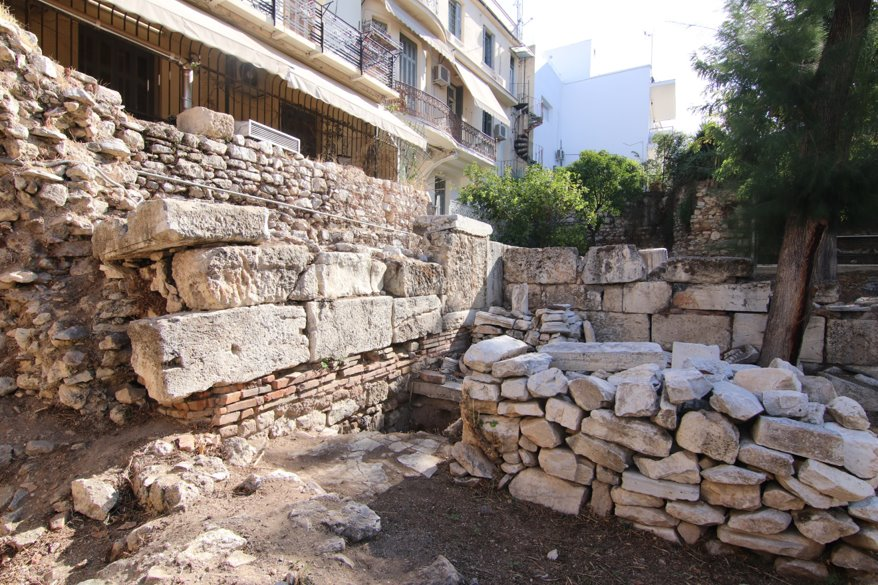 Τα κατάλοιπα του υστερορωμαϊκού τείχους και του εγκάρσιου προς αυτό τείχους (δυτικό τμήμα). | Υπουργείο Πολιτισμού