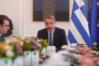Θετικό αφήγημα απέναντι στην κριτική προβάλλει η κυβέρνηση