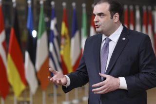 Πιέζονται καταναλωτές και… πρατήρια