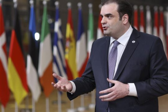 Πιέζονται καταναλωτές και… πρατήρια
