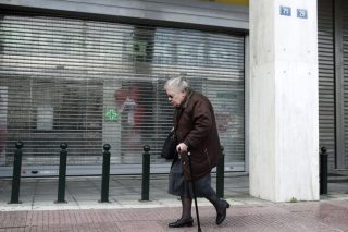 Πιο φτωχοί, πιο αποκλεισμένοι οι Ελληνες