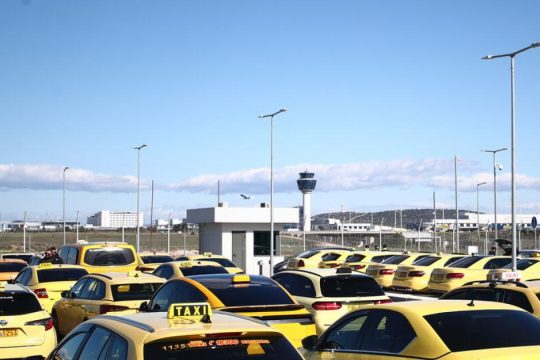 Κλιμακώνεται η σύγκρουση για τα μισθωμένα Ι.Χ. με οδηγό