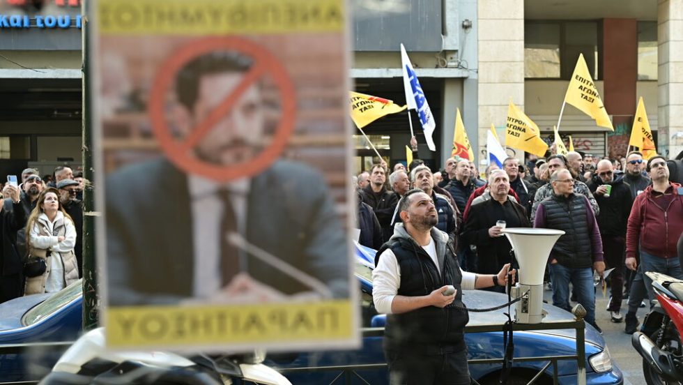 Κλιμακώνεται η σύγκρουση για τα μισθωμένα Ι.Χ. με οδηγό