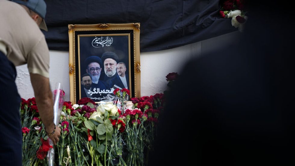 Λουλούδια μπροστά στις φωτογραφίες της ηγεσίας του Ιράν