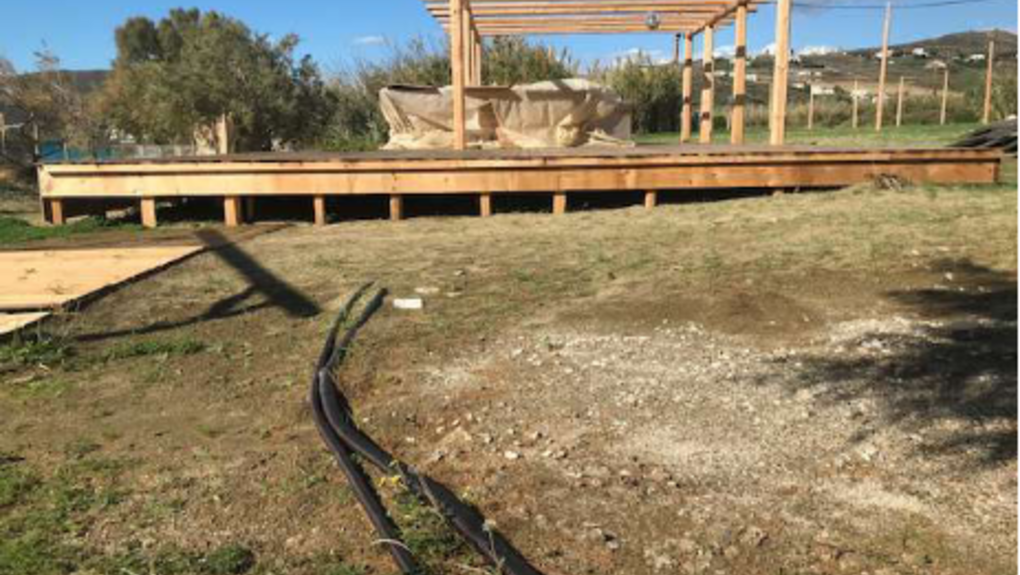 Καλώδια ηλεκτροδότησης της περιοχής από το εστιατόριο «Τόπος»