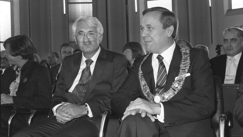 Ο Γιούργκεν Χάμπερμας κατά τη βράβευσή του με το Βραβείο Theodor W. Adorno της πόλης της Φρανκφούρτης, με τον δήμαρχο της πόλης Walter Wallmann (δεξιά)