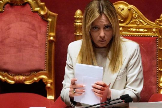 Ηττήθηκε και έπιασε τη σκούπα η Μελόνι