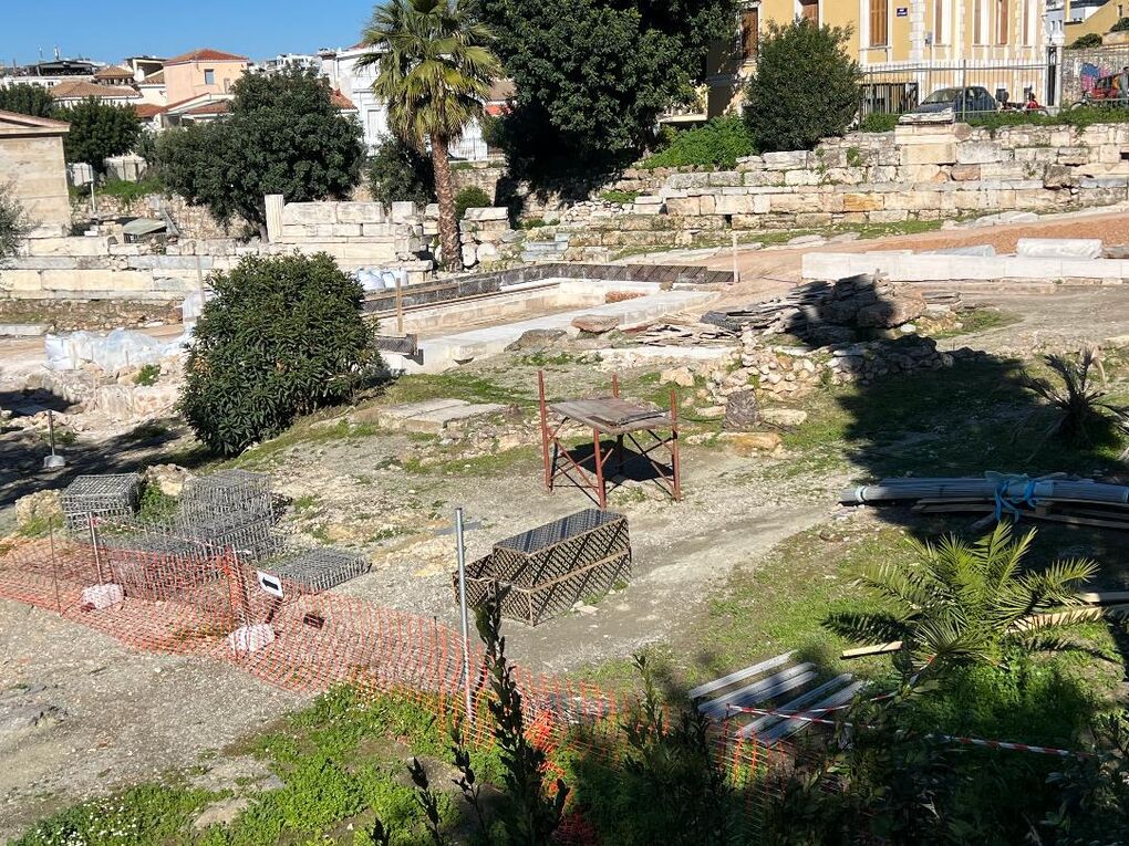 Αποψη του νοτιοανατολικού ναού από τα δυτικά, από την περιοχή του Ναού των Αγίων Αποστόλων. Φαίνονται σε πρώτο πλάνο τα στοιχεία του μεταλλικού οπλισμού που ενσωματώνονται στο τσιμέντο. Μάρτιος 2026