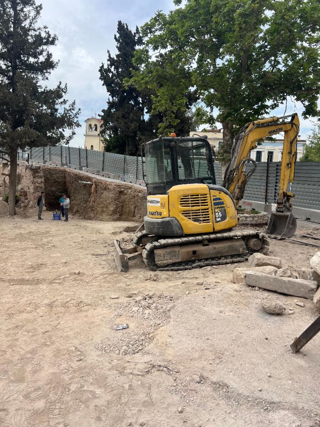 Εκσκαφές με ερπυστριοφόρο μηχάνημα (μπουλντόζα) στο εσωτερικό της βόρειας εισόδου της Αγοράς Αθηνών, από την οδό Αδριανού, απέναντι από τον Αγιο Φίλιππο. Μάιος 2025