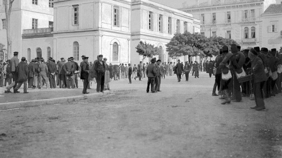 Το κοινωνικό τοπίο που καθόρισε τη στροφή ενός συντηρητικού φιλελεύθερου στον πρωτοφασισμό περιείχε αλλεπάλληλες κοινωνικές εκρήξεις, από τα «Ευαγγελικά» του 1901