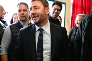 Πρωτοκαθεδρία Ανδρουλάκη, έριδες για τη 2η θέση