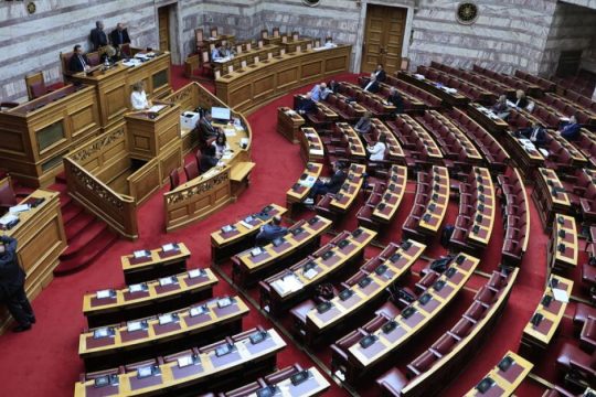 ΣΥΡΙΖΑ και ΚΚΕ για ανασχηματισμό: «Απόπειρα επικοινωνιακής διάσωσης» - «Δεν μπορεί να ξεπλύνει την κυβέρνηση»