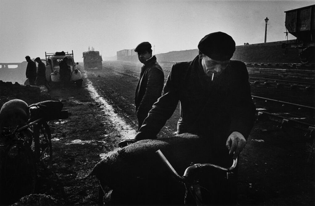 Φωτογραφία του sir Don McCullin: Aνεργοι συλλέγουν κάρβουνο από την ακτή στο Δυτικό Χάρτλπουλ, Αγγλία, γύρω στο 1963