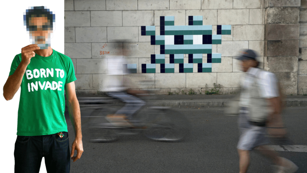 Ο Γάλλος street artist Invader και έργο του στο Παρίσι (δεξιά)