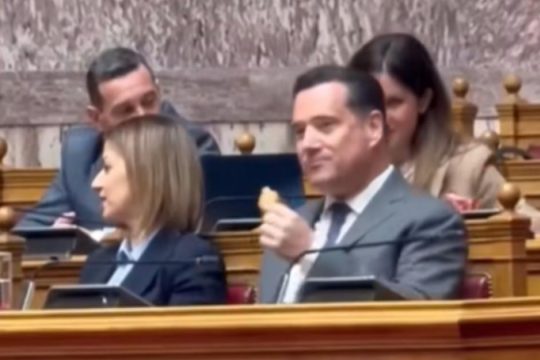 Γιατί ο Άδωνις Γεωργιάδης έτρωγε κρακεράκια στη Βουλή